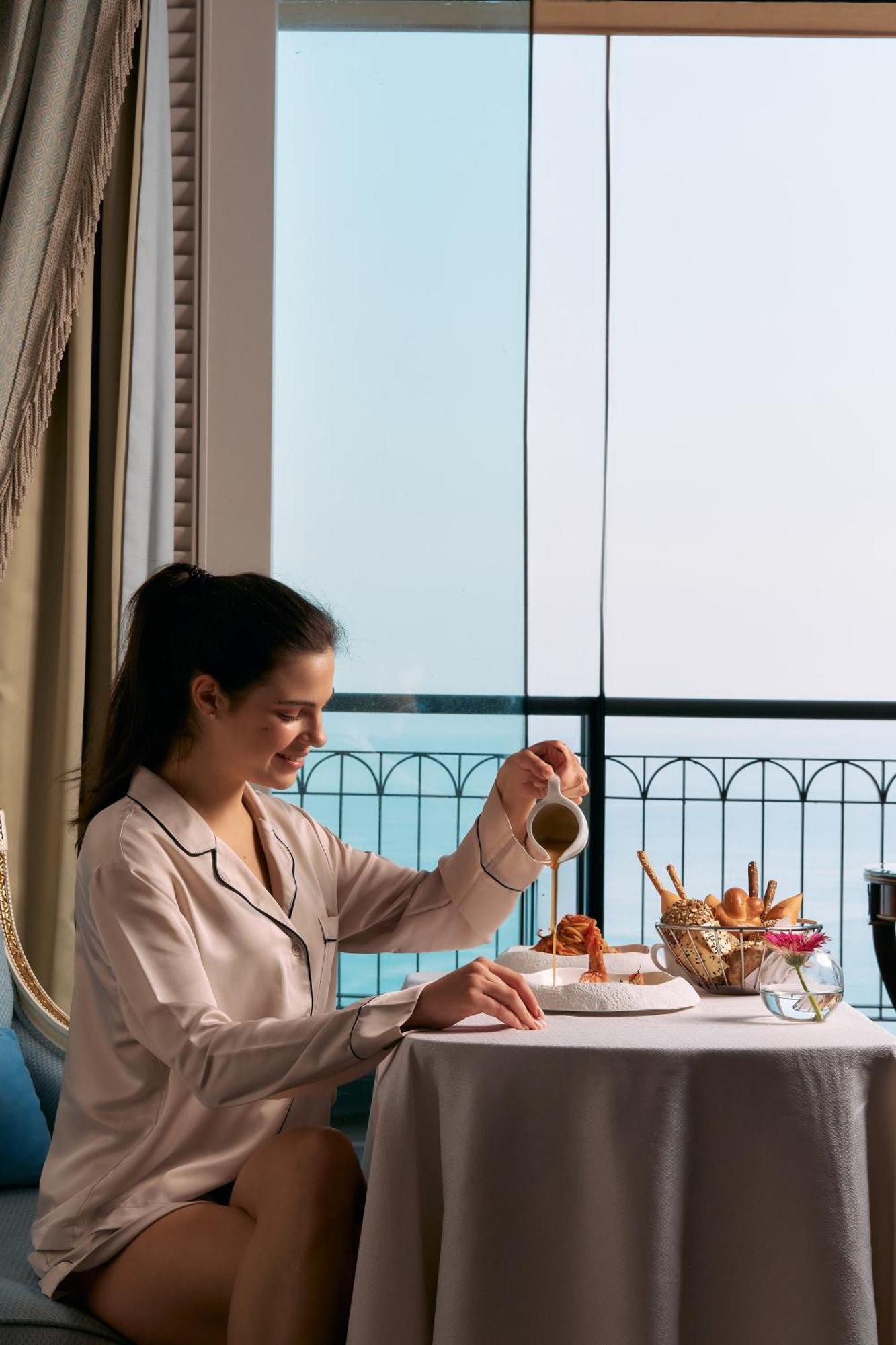 Four Seasons Hotel Alexandria At San Stefano Ngoại thất bức ảnh A woman wearing pajamas