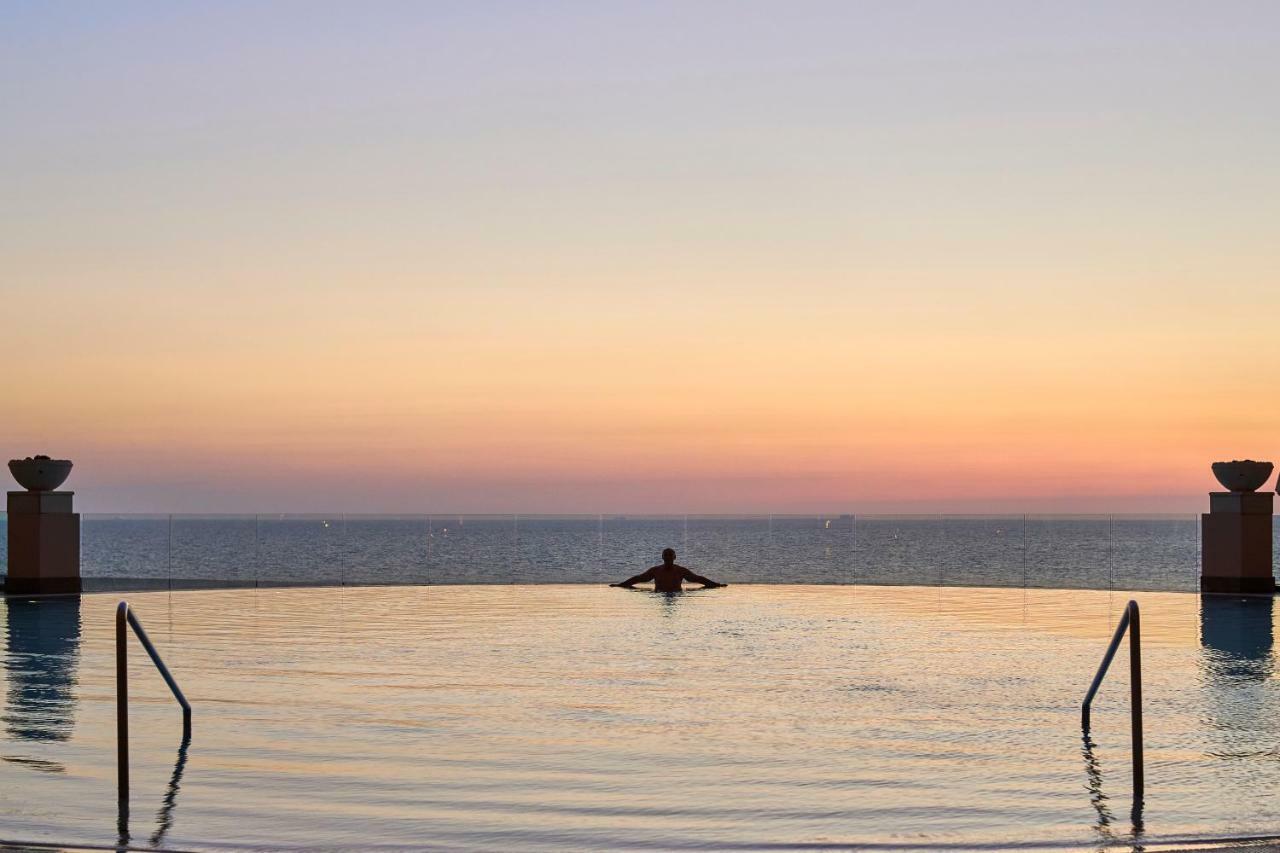Four Seasons Hotel Alexandria At San Stefano Ngoại thất bức ảnh Sunset at the pool